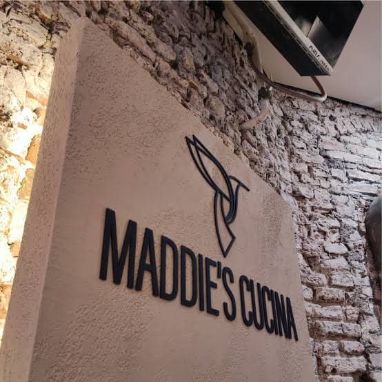 Pleksi harf ile modern tabela görünümü